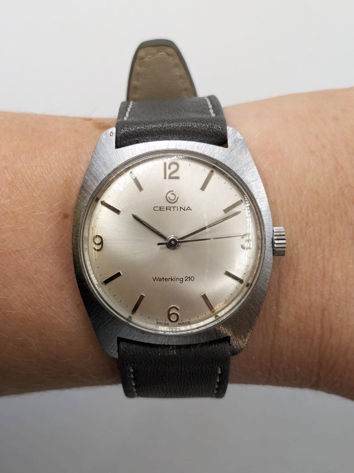 Montre vintage de la marque suisse Certina, boite chromée