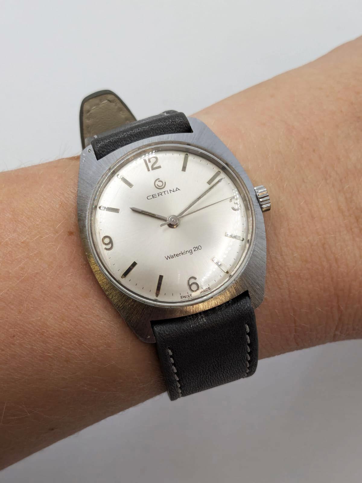 Montre vintage de la marque suisse Certina, boite chromée